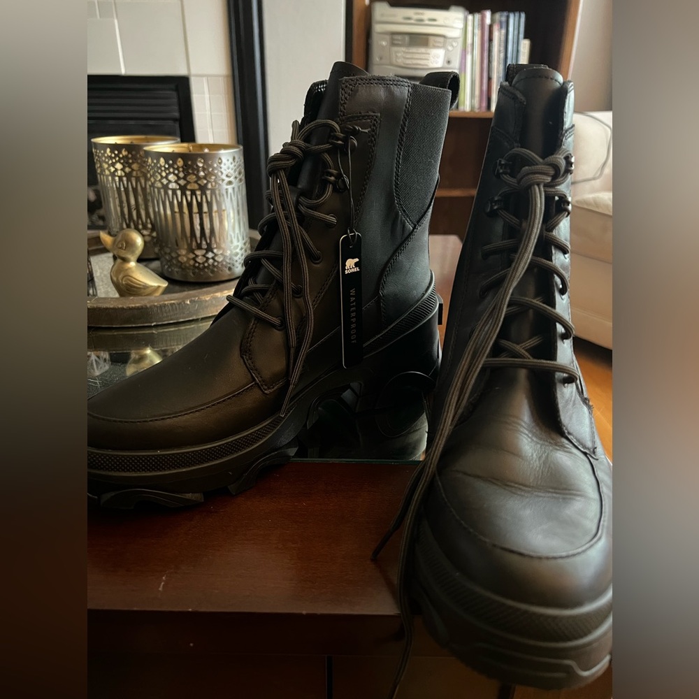 SOREL - NWT Size 9.5 Genuine Leather Waterproof Black lace-up Women’s Boots